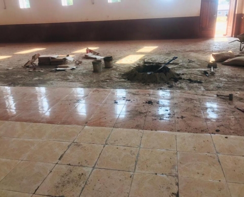 Fliesenleger-Arbeiten in der Kirche St. Mary in Mavanga