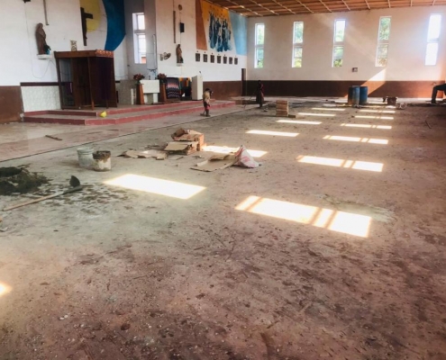 Kirche St. Mary in Mavanga - Renovierung des Kirchenbodens