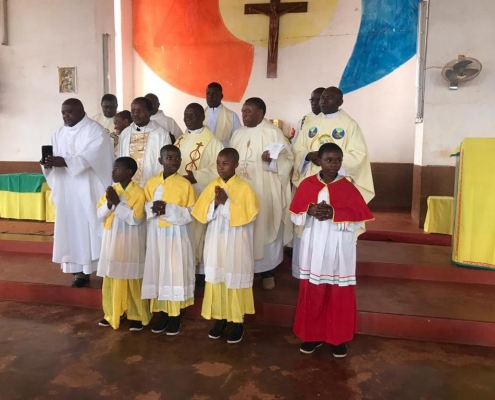 Anwesende Priester beim Festgottesdienst